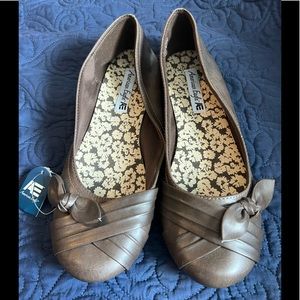NWT size 10 American eagle flats-brown with little bows on side.  Never worn.